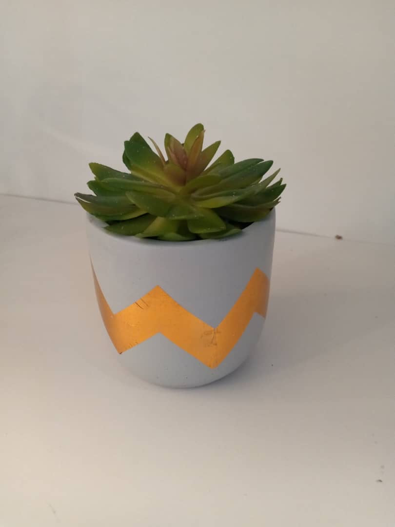 White and gold table plant