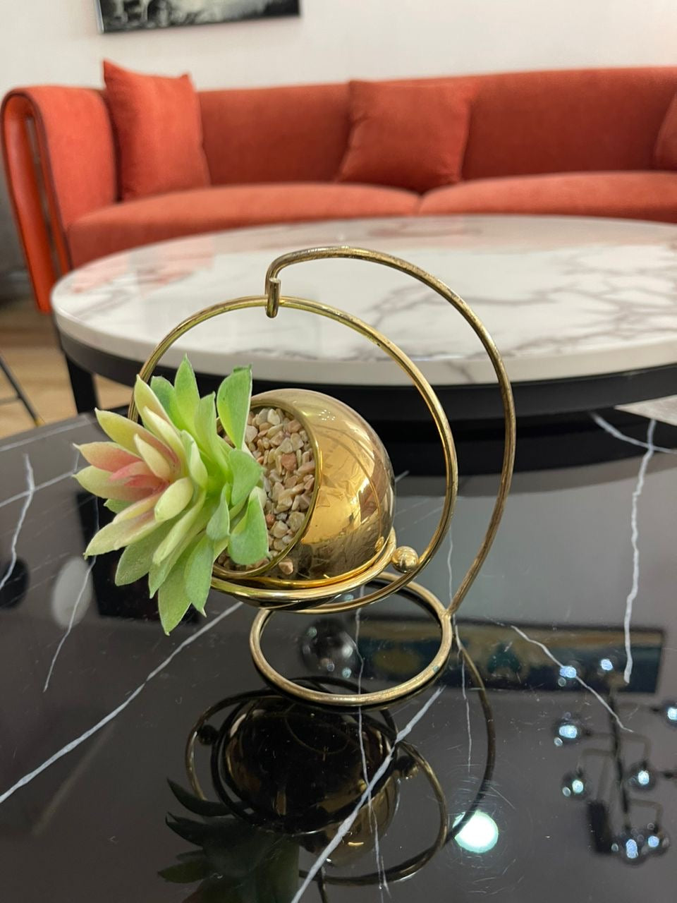 Gold swing table plant