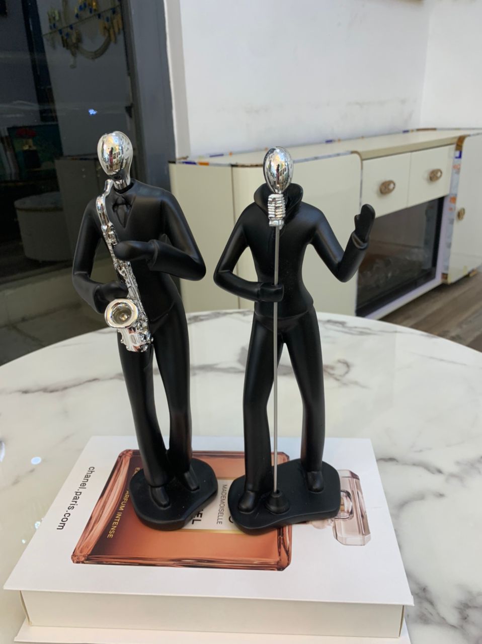 Figurines decor