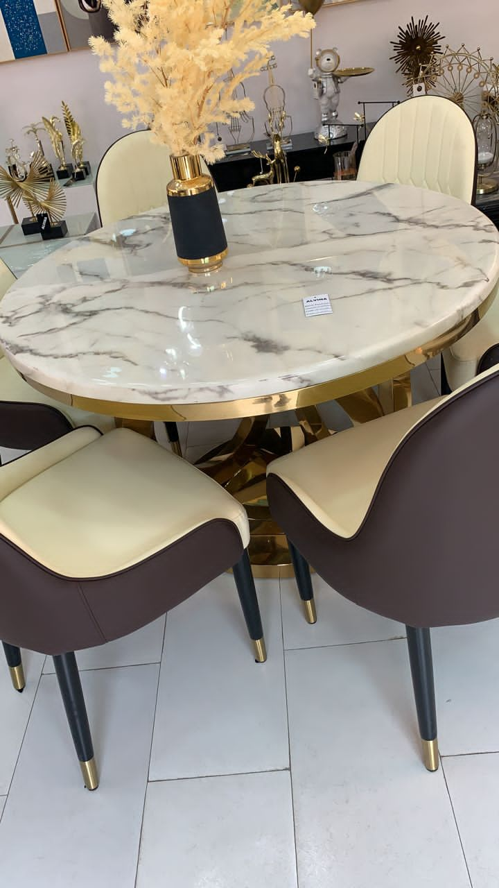 6 seater round Dining table