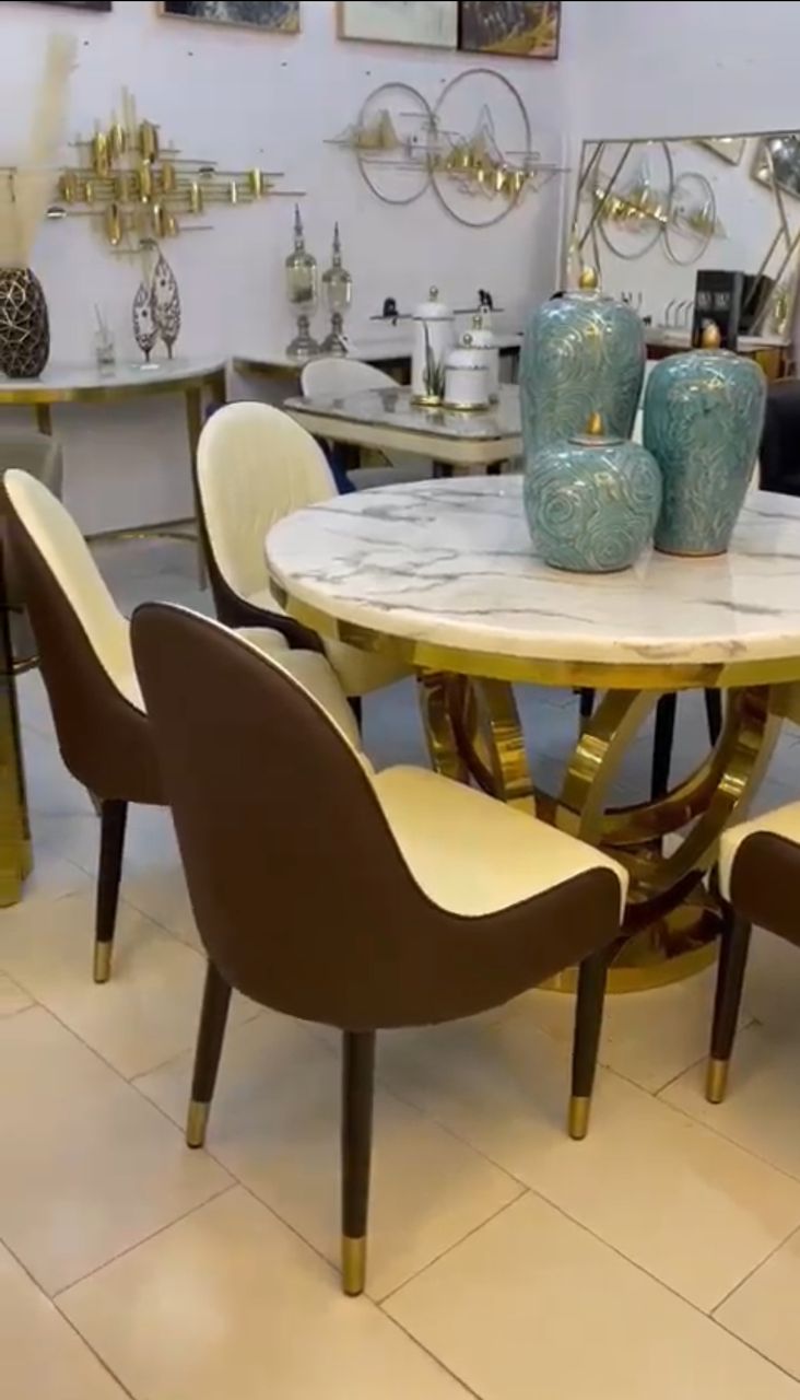 6 seater round Dining table